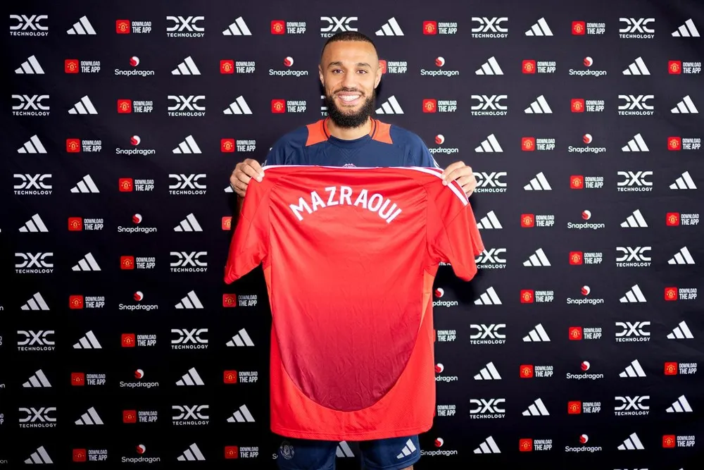 Mazraoui sẽ cạnh tranh với Dalot ở vị trí hậu vệ phải nhưng có thể anh khởi đầu tại MU ở vị trí hậu vệ trái. ẢNH: GETTY Mazraoui-mu.jpg