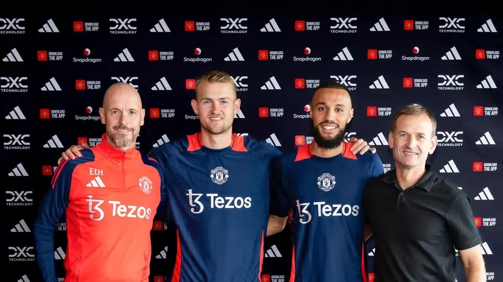 MU công bố 2 bản hợp đồng bom tấn là De Ligt và Mazraoui. ẢNH: GETTY hợp đồng bom tấn,MU