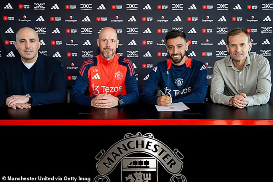 HLV Erik Ten Hag, giám đốc điều hành Omar Berrada, Bruno Fernandes và giám đốc thể thao Dan Ashworth trong lễ ký hợp đồng mới. ẢNH: GETTY bruno-fernandes-gia-han-hop-dong-voi-mu.jpg