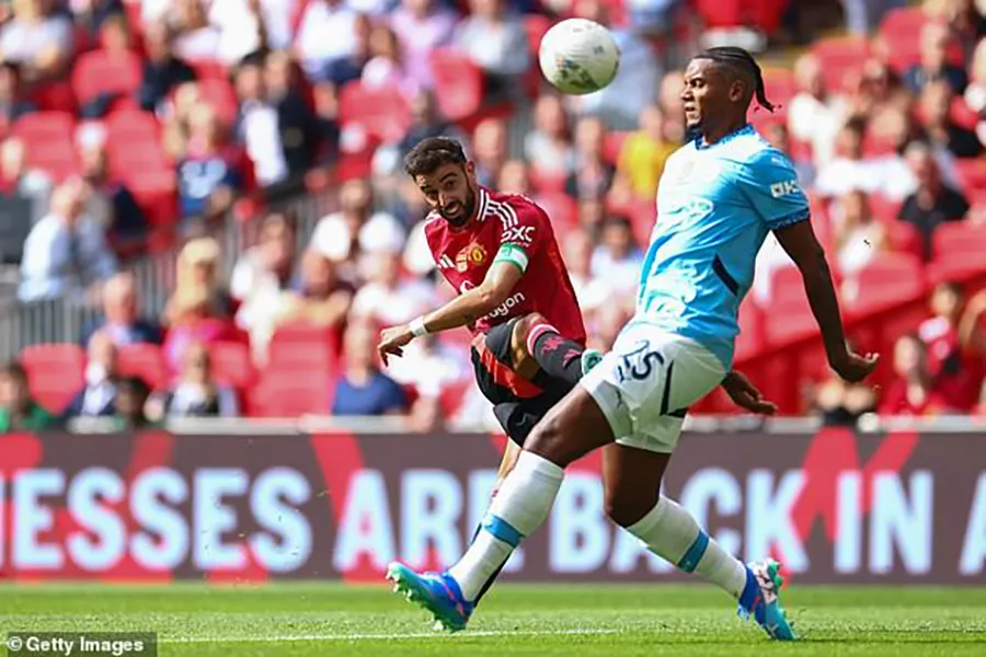 Bruno Fernandes tiết lộ anh nhận được lời đề nghị từ CLB khác để chia tay MU. ẢNH: GETTY manchester-united-bruno-fernandes.jpg