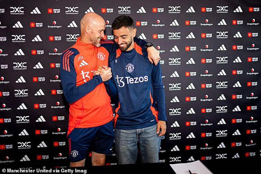 Ten Hag vui mừng khi Bruno Fernandes ký hợp đồng mới và không chia tay MU. ẢNH: GETTY mu-bruno-fernandes-ten-hag.jpg