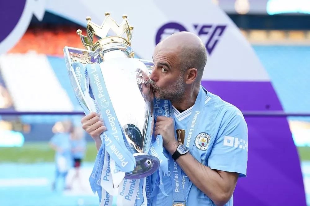 Pep Guardiola đã giành 4 danh hiệu Premier League liên tiếp cùng Man City, Premier League cảnh báo Man City bị trừ điểm kinh hoàng ẢNH: GETTY pep-guardiola-man-city.jpg