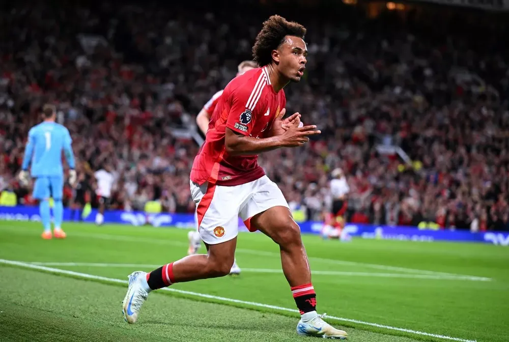 Zirkzee tiết lộ Ten Hag chỉ nói anh mang năng lượng tích cực vào trận đấu. ẢNH: GETTY Zirkzee tiết lộ