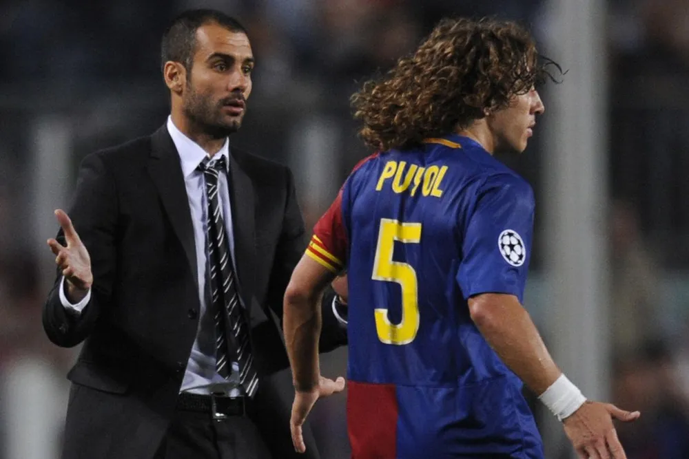 Pep Guardiola gặp gỡ những học trò cũ như Puyol. ẢNH: GETTY bacelona-pep-guardiola.jpeg