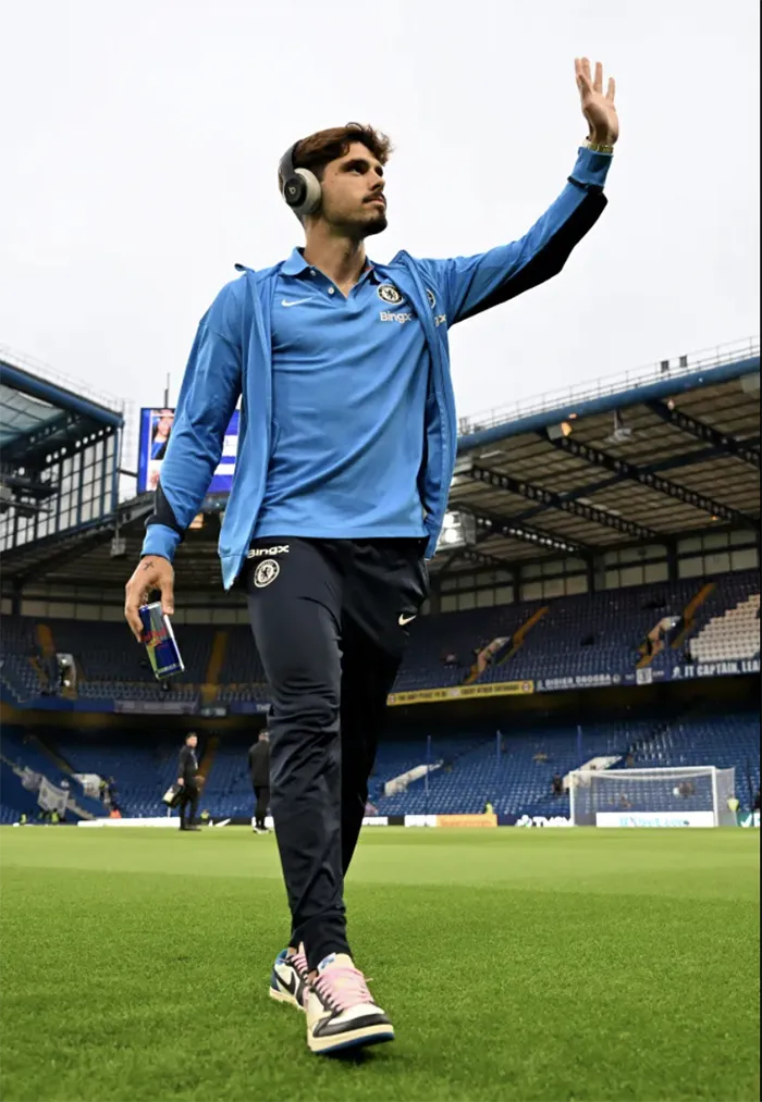 Tân binh Neto mặc áo số 7 của Sterling ra sân thi đấu cho Chelsea. ẢNH: GETTY neto-chelsea.png