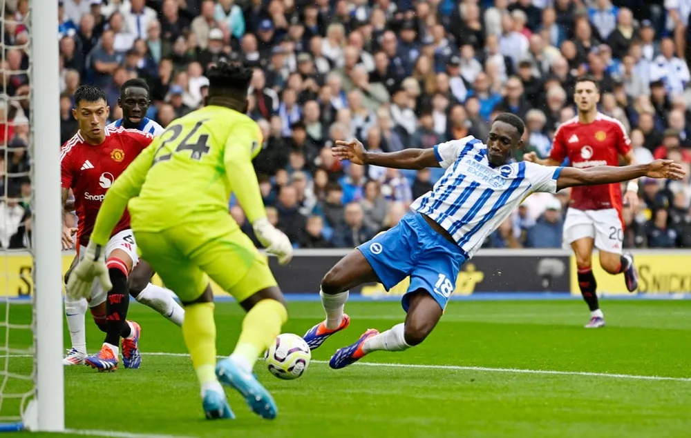 Cựu cầu thủ MU Danny Welbeck gieo sầu cho MU ngay trong hiệp 1. Ảnh: Getty IMG_9599.jpeg