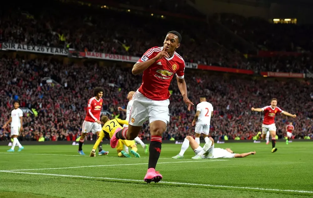 Tờ Mirror chỉ tên Martial là 1 trong 3 siêu sao làm náo loạn phòng thay đồ MU. ẢNH: GETTY manchester-united-martial.jpg