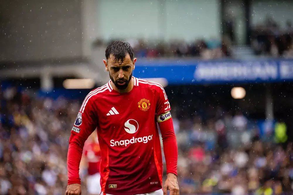 Chính Ten Hag đã tước băng đội trưởng MU của Harry Maguire và trao lại cho Bruno Fernandes. ẢNH: GETTY mu-bruno-fernandes.jpg
