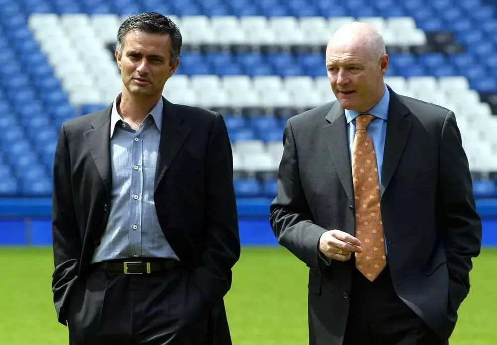 Peter Kenyon rất ấn tượng với Jose Mourinho trong cuộc phỏng vấn. ẢNH: GETTY chelsea-Kenyon-mourinho.jpg