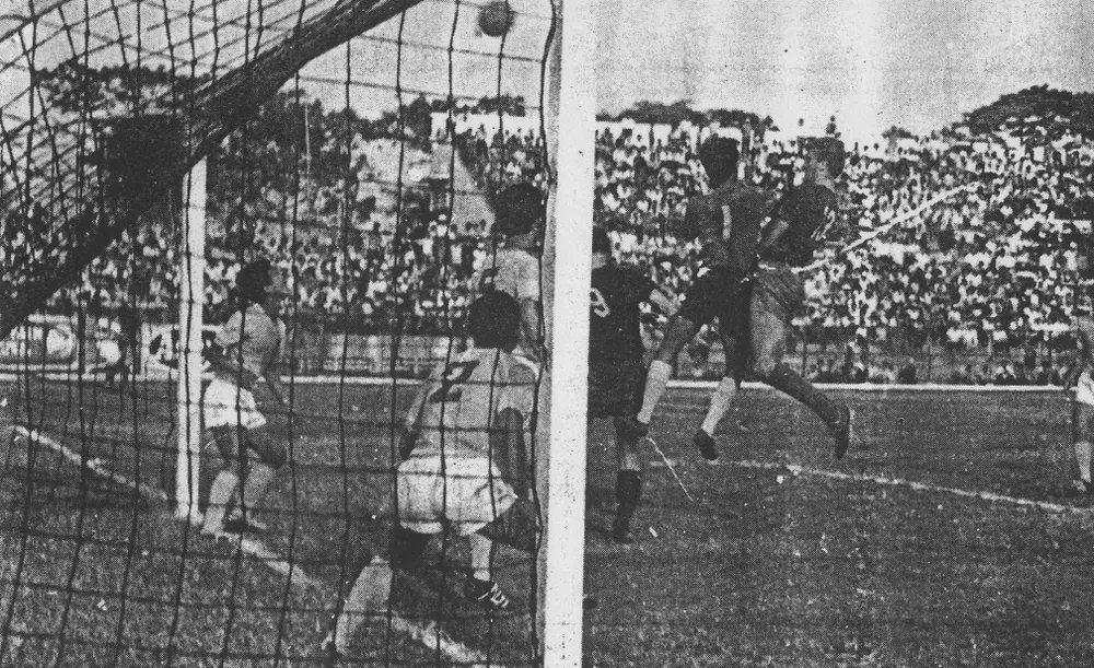 Trận đấu với tuyển Đan Mạch năm 1965, thủ môn Rạng (1) lao ra đấm bóng, lót ở cầu môn là trung vệ Tam Lang (5). Ảnh: TƯ LIỆU ANHCHINHTRANG18_3.jpeg