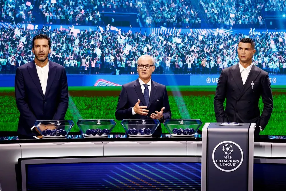 Ronaldo và Buffon trong lễ bốc thăm vòng bảng Champions League 2024 - 2025. ẢNH: UEFA champions-league-buffon-ronaldo.jpg