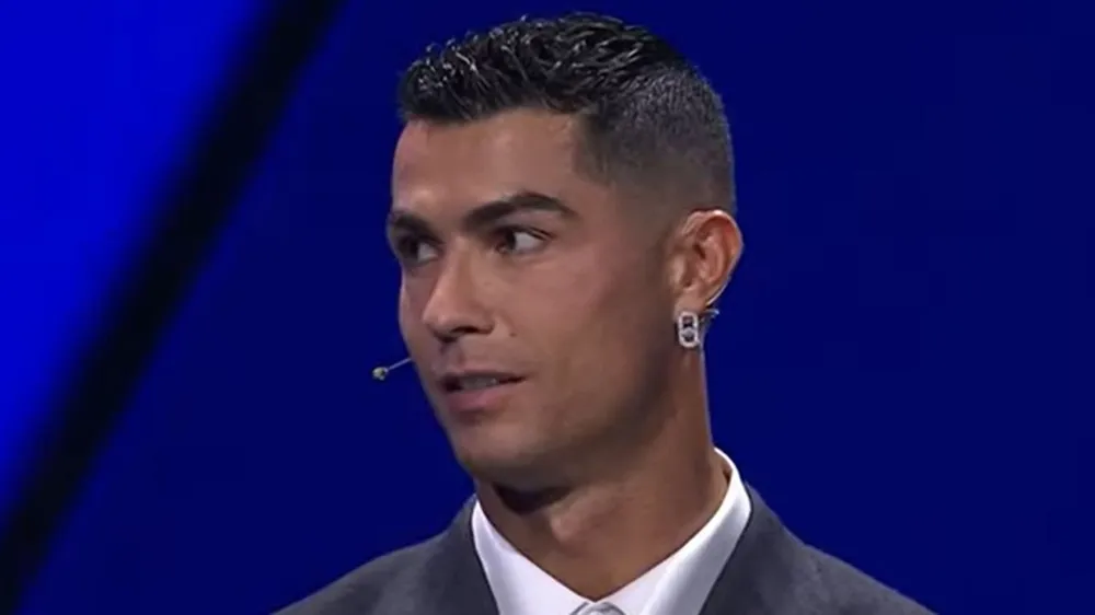 Ronaldo xin lỗi Buffon vì anh đã... ghi bàn vào lưới thủ môn người Ý này. ẢNH: UEFA Ronaldo xin lỗi,Ronaldo,Buffon