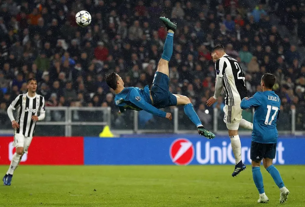 "Cú đá xe đạp chổng ngược" tuyệt đẹp của Ronaldo. ẢNH: REAL MADRID xe-dap-chong-nguoc-cristiano-ronaldo.jpg