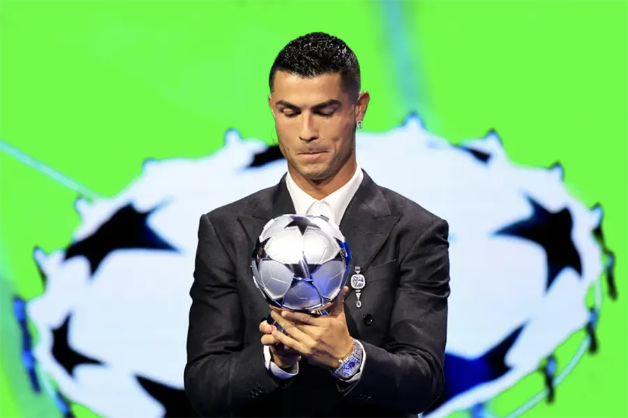 Ronaldo nhận danh hiệu cầu thủ ghi nhiều bàn thắng nhất lịch sử Champions League. ẢNH: AFP champions-league-ronaldo.png