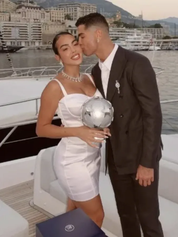 Cristiano Ronaldo và bạn gái Georgina Rodriguez trên du thuyền. ẢNH: INSTGRAM CRISTIANO-RONALDO-Georgina-Rodriguez.png