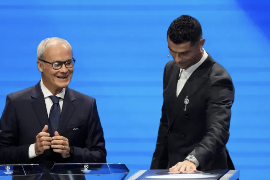 Người hâm mộ nói Ronaldo nhàm chán với việc hơn 30 lần nhấn nút cho AI lựa chọn kết quả bốc thăm Champions League. ẢNH: AP ronaldo-nhan-nut-champions-league.png