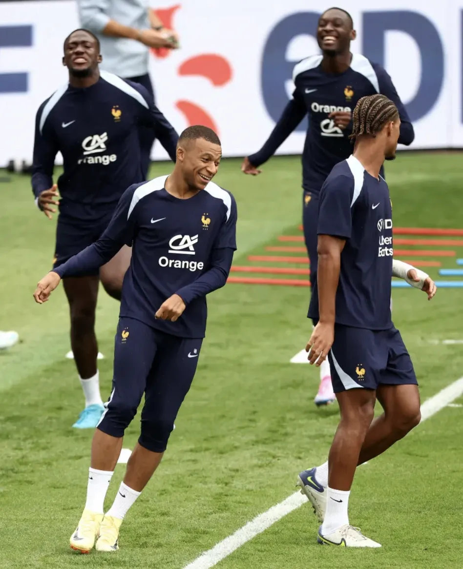 Mbappe vui vẻ tập luyện cùng các đồng đội ở tuyển Pháp. ẢNH: AFP phap-mbappe.png