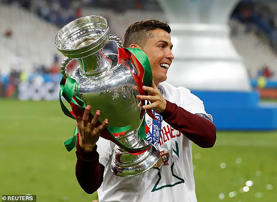 Ronaldo đã vô địch Euro 2016 cùng tuyển Bồ Đào Nha. ẢNH: REUTERS ronaldo-euro.jpg