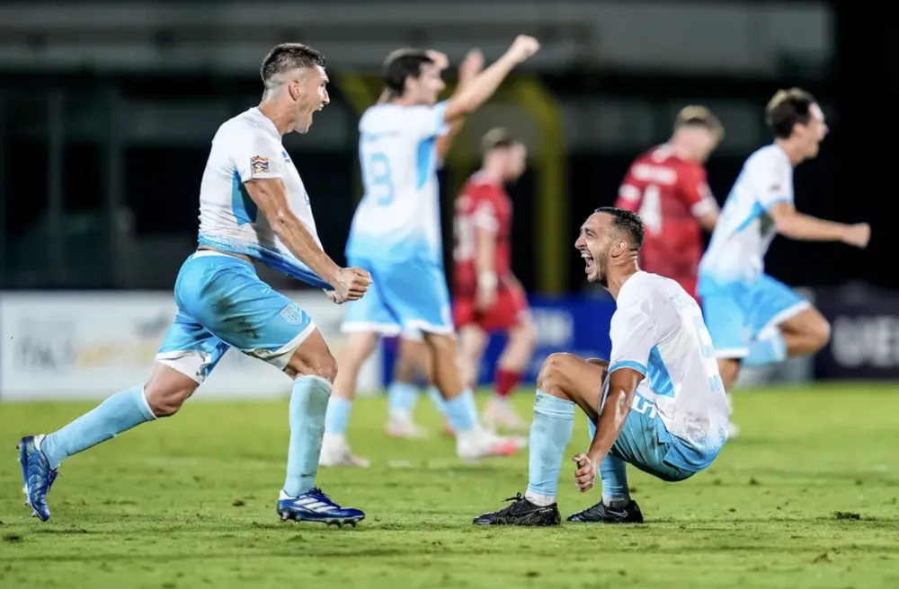 Các cầu thủ San Marino phấn khích ăn mừng điên cuồng khi làm nên lịch sử. ẢNH: GOAL PIX SAN-MARINO-NATIONS-LEAGUE.png
