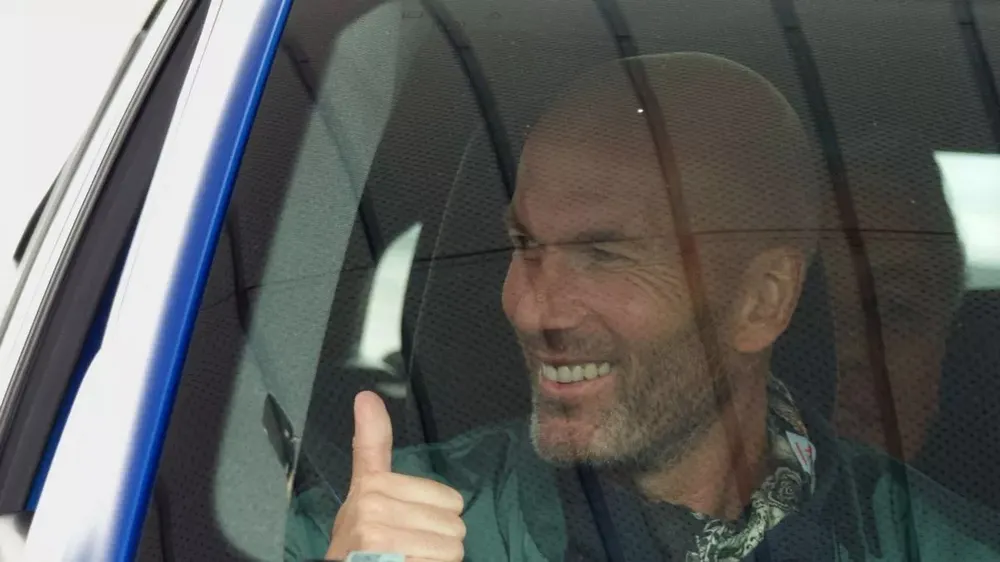 Zidane đến sân tập của Real Betis theo dõi con trai. ẢNH: GETTY manchester-united-zinedine-zidane.jpg