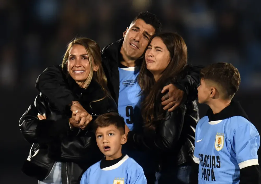Suarez bật khóc nức nở trước tin nhắn đầy cảm xúc của Messi. ẢNH: AFP Suarez bật khóc nức nở trước tin nhắn đầy cảm xúc của Messi