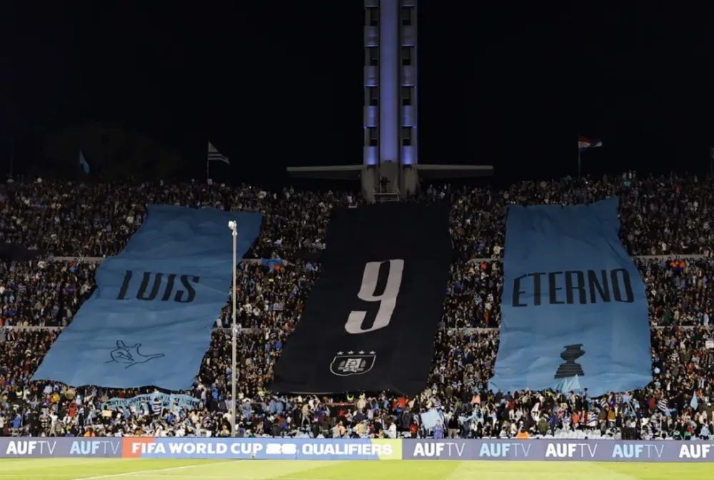 Suarez bật khóc nức nở trước tin nhắn đầy cảm xúc của Messi và thông điệp của người hâm mộ. ẢNH: GETTY suarez-chia-tay-tuyen-uruguay.png