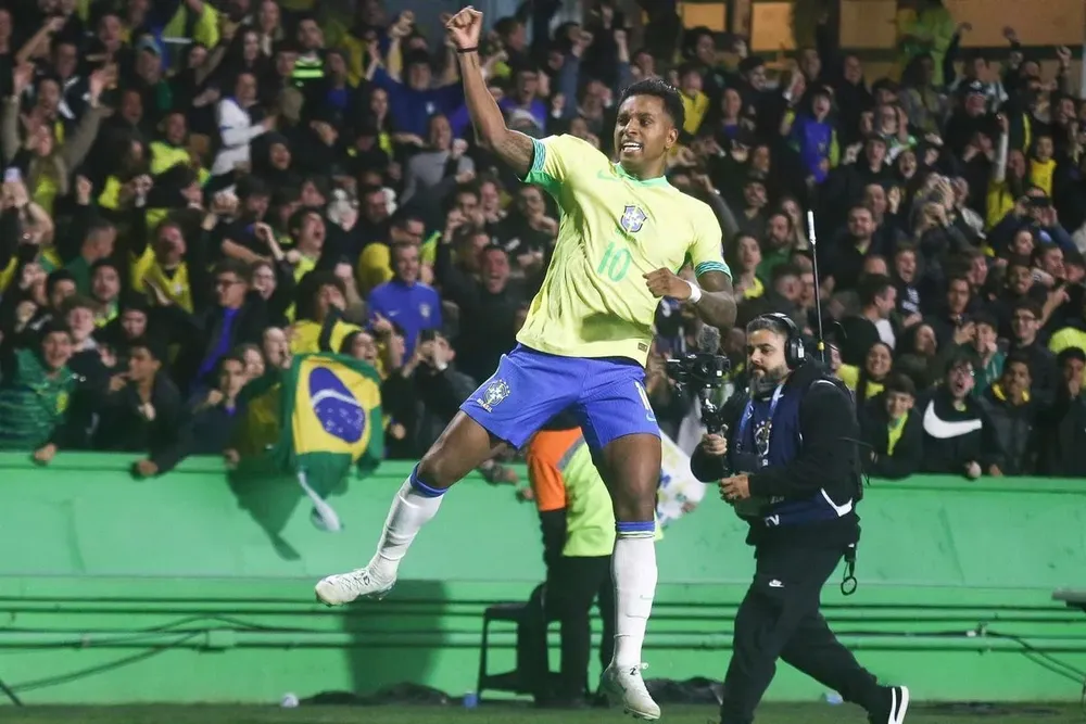 Rodrygo ăn mừng bàn thắng trong trận Brazil đánh bại Ecuador 1-0. ẢNH: GETTY Rodrygo-brazil.jpg
