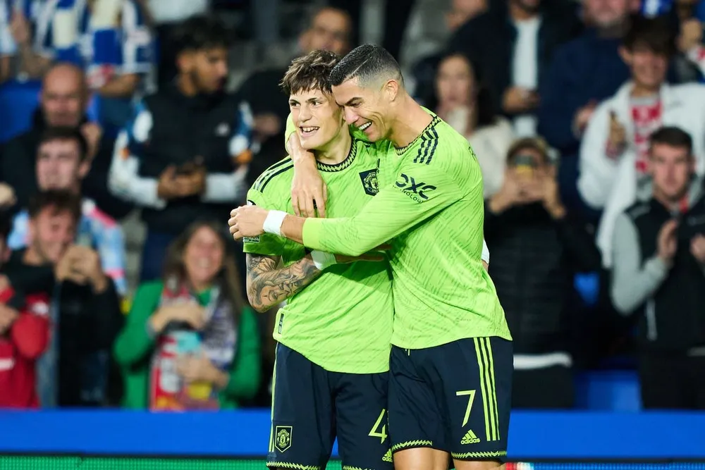 Garnacho luôn coi Ronaldo là thần tượng của mình và anh đã thích bài đăng về Ronaldo, bất chấp có thể đối mặt với nguy cơ ngồi dự bị ở MU. ẢNH: GETTY mu-garnacho-ronaldo.jpg