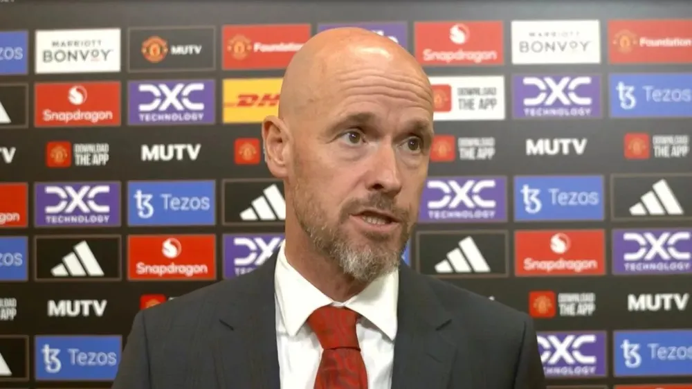 Ten Hag nói chuyện nghiêm túc với 2 ngôi sao MU Mainoo và Eriksen vào giờ nghỉ giữa hiệp. ẢNH: MUTV Ten Hag nói chuyện nghiêm túc với 2 ngôi sao MU,MU,TEN HAG