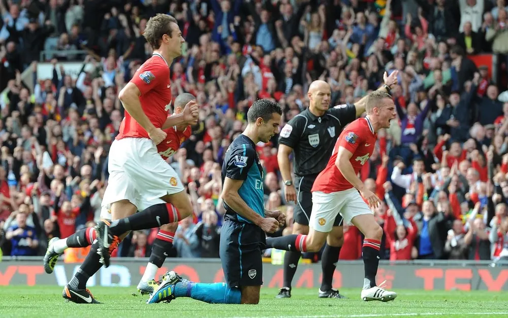 Van Persie quỵ gối trong trận thua 2-8 của Arsenal trước MU. ẢNH: GETTY van-persie-tham-bai-truoc-mu.jpg