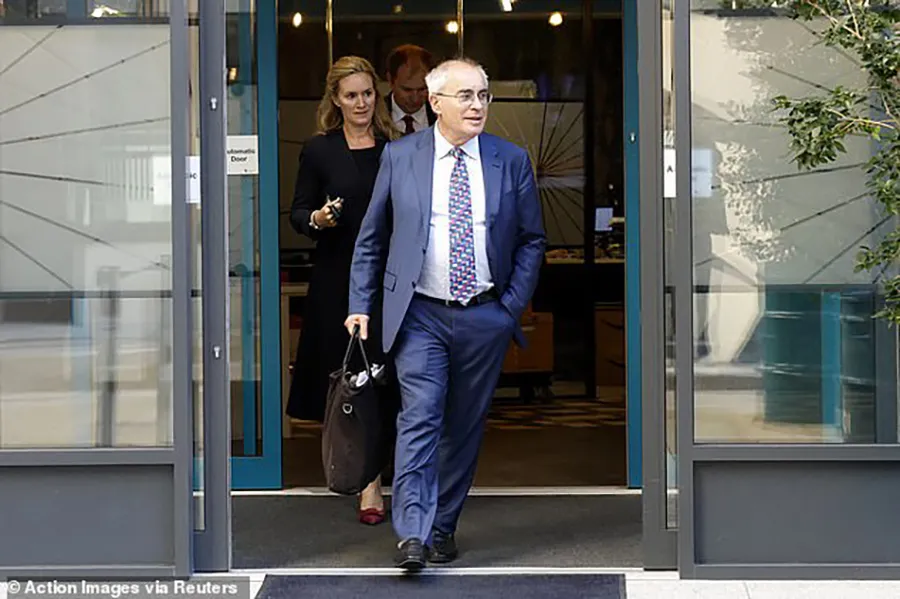 Luật sư của Man City Lord Pannick rời phiên tòa. ẢNH: GETTY man-city-phien-toa-the-ky-cua-premier-league.jpg
