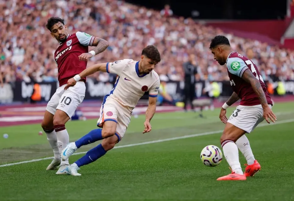 West Ham bế tắc hoàn toàn trước lối chơi phòng ngự phản công của Chelsea. Ảnh: Getty IMG_9844.jpeg