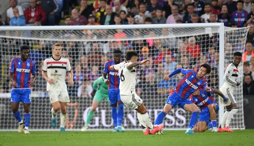 Martinez thoát thẻ đỏ sau pha vào bóng nguy hiểm. ẢNH: GETTY premier-league-giai-thich-ve-quyet-dinh-khong-duoi-ngoi-sao-cua-mu.jpg