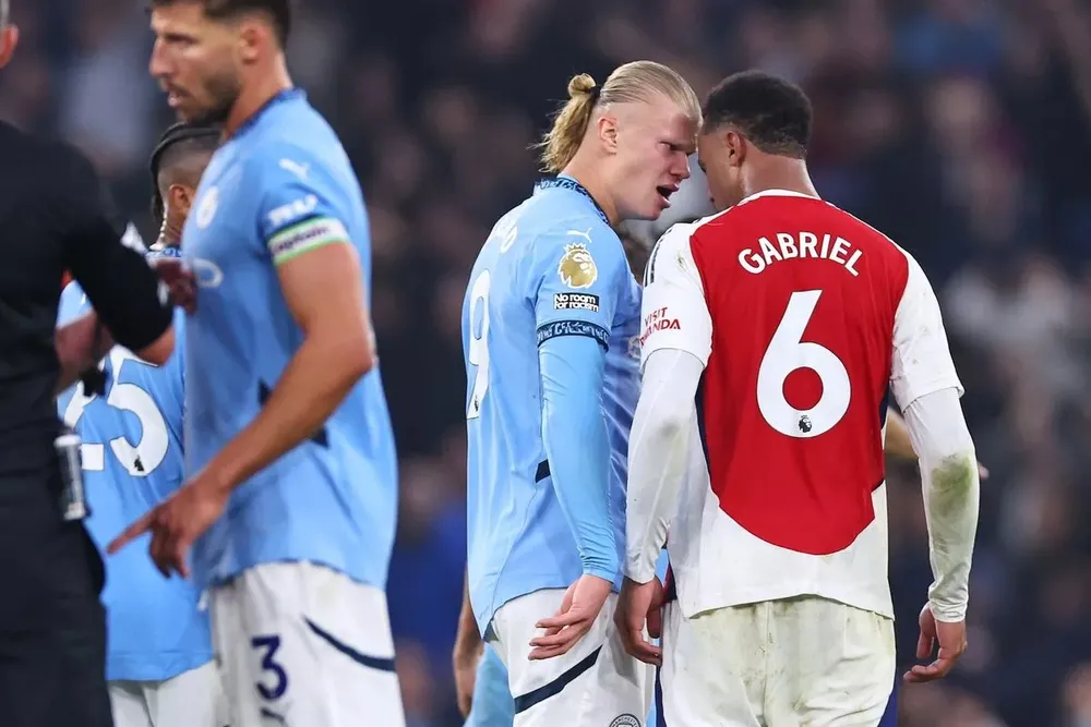 Haaland đối đầu với Gabriel của Arsenal. ẢNH: GETTY man-city-arsenal-erling-haaland.jpg
