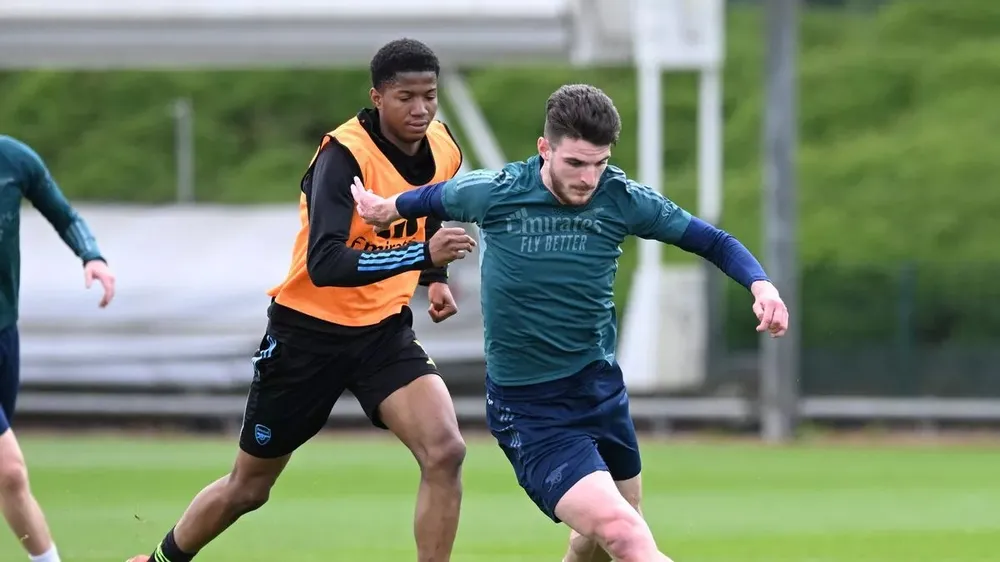 Cầu thủ trẻ xuất sắc nhất Arsenal Chido Obi-Martin tập luyện cùng Declan Rice. ẢNH: GETTY Chido Obi-Martin,Cầu thủ trẻ xuất sắc nhất Arsenal,ARSENAL