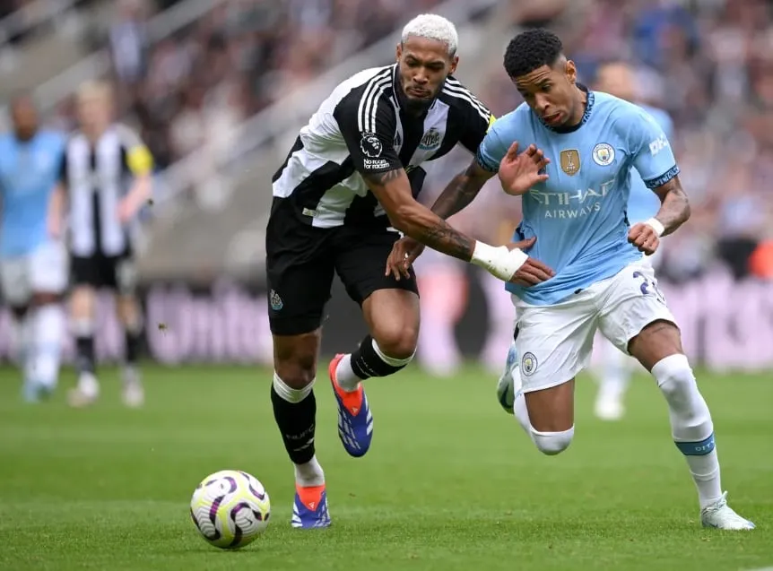 Newcastle giữ lại 1 điểm quý giá trên sân nhà nhờ vào lối chơi phòng ngự phản công bài bản. Ảnh: Getty IMG_9903.jpeg