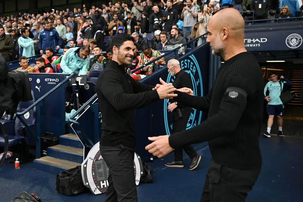 Pep Guardiola và Mikel Arteta vẫn giữ mối quan hệ tốt nhưng Pep Guardiola yêu cầu Arteta đừng mập mờ, hãy trả lời rõ ràng sau thông điệp khó hiểu. ẢNH: GETTY man-city-arsenal-arteta-pep-guardiola.jpg