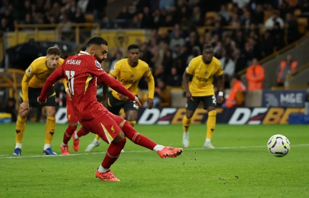 Salah thực hiện cú sút penalty thành công giúp Liverpool lên đỉnh Premier League. Ảnh: Reuters IMG_9909.jpeg
