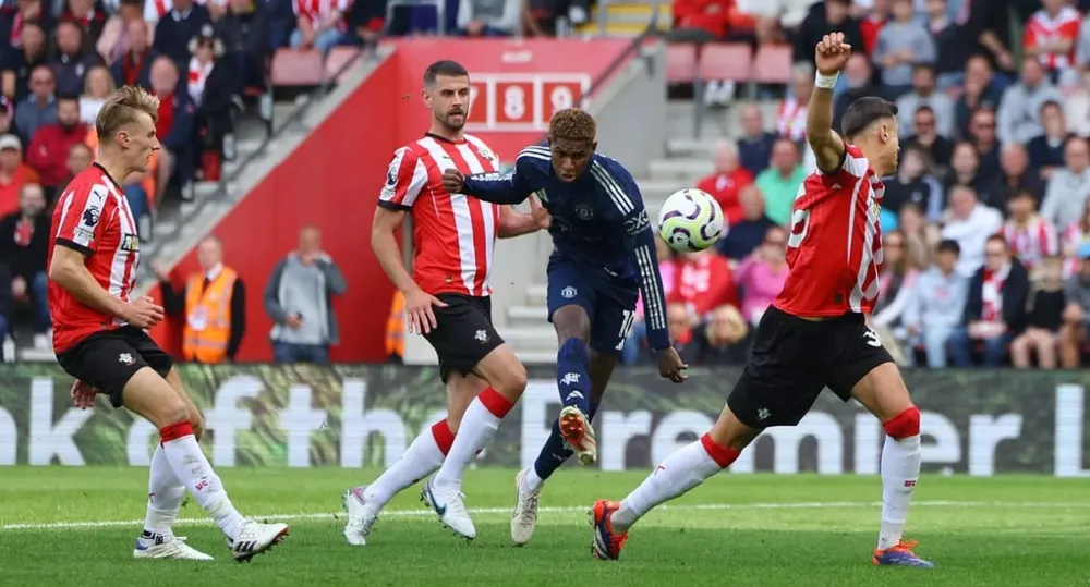 Hàng công MU vẫn chưa đạt phong độ cao khi bỏ lỡ nhiều cơ hội ngon ăn. Ảnh: Getty mu-tottenham-nhung-nguoi-cung-kho.jpg