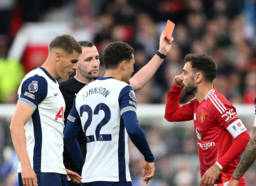 Chiếc thẻ đỏ tai hại của Bruno Fernandes khiến MU thua trận. ẢNH: GETTY bruno-fernandes-manchester-united.jpg