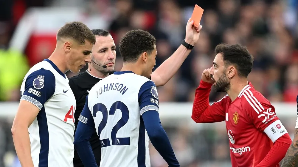 Premier League giải thích về chiếc thẻ đỏ gây tranh cãi của Bruno Fernandes. ẢNH: GETTY Premier League giải thích về chiếc thẻ đỏ gây tranh cãi của Bruno Fernandes