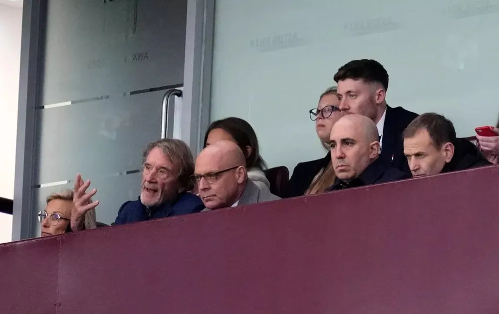 Dàn lãnh đạo MU theo dõi trận hòa Aston Villa 0-0 trên sân Villa Park để có đánh giá toàn diện về Ten Hag. ẢNH: PA manchester-united-sir-jim-ratcliffe.jpg