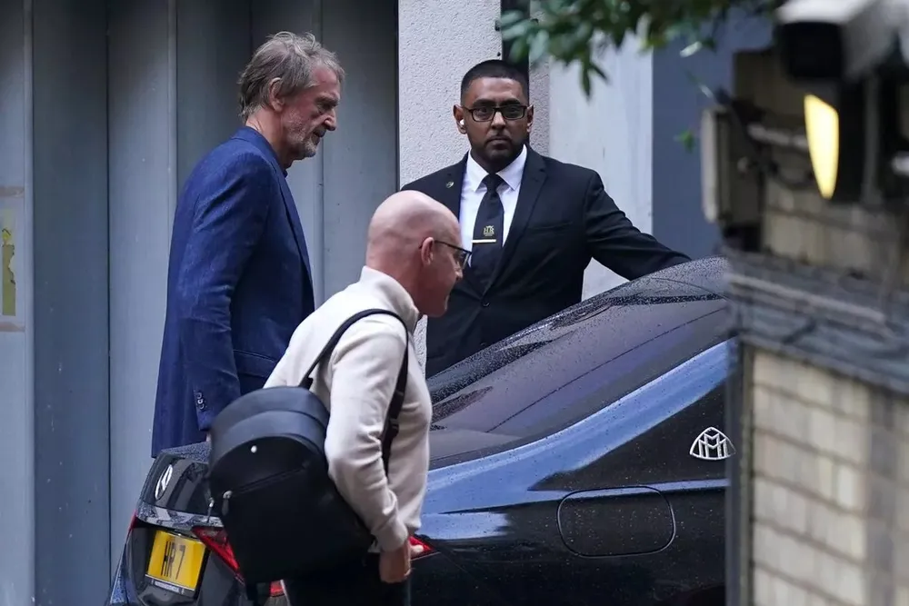 Sir Jim Ratcliffe chủ trì cuộc họp của MU cùng với Sir Dave Brailsford. ẢNH: GETTY sir-jim-ratcliffe-mu.jpg