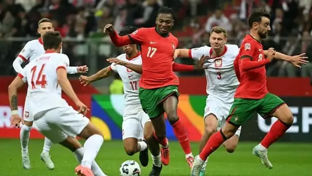 Leao để lại ấn tượng bằng các pha đi bóng tốc độ. Ảnh: Reuters bruno-fernandes-bo-dao-nha.jpg