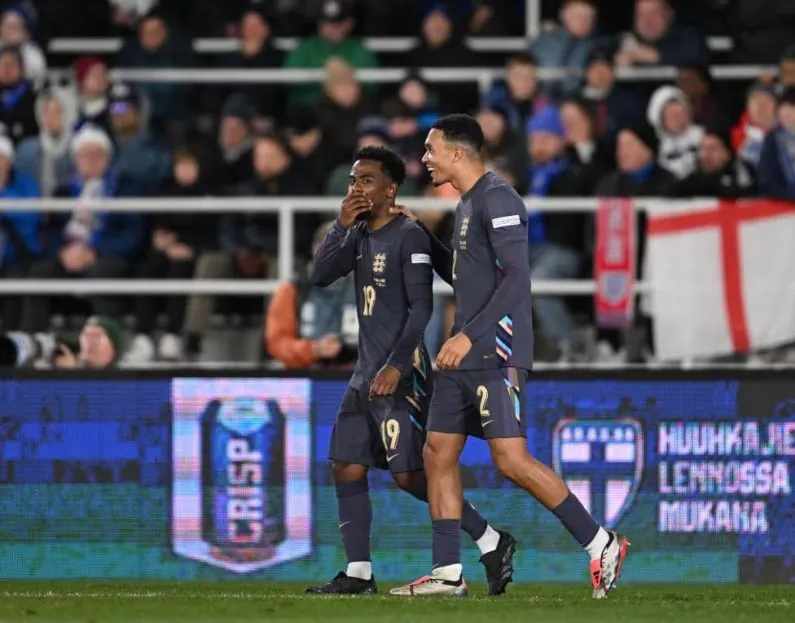 Alexander-Arnold lập siêu phẩm bằng cú sút phạt quen thuộc. Ảnh: Reuters nations-league-anh.jpg