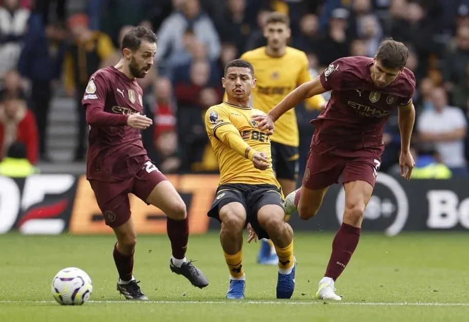Man City ngược dòng phút bù giờ rất vất vả trước lối chơi phòng ngự số đông của Wolves. Ảnh: Getty IMG_0178.jpeg