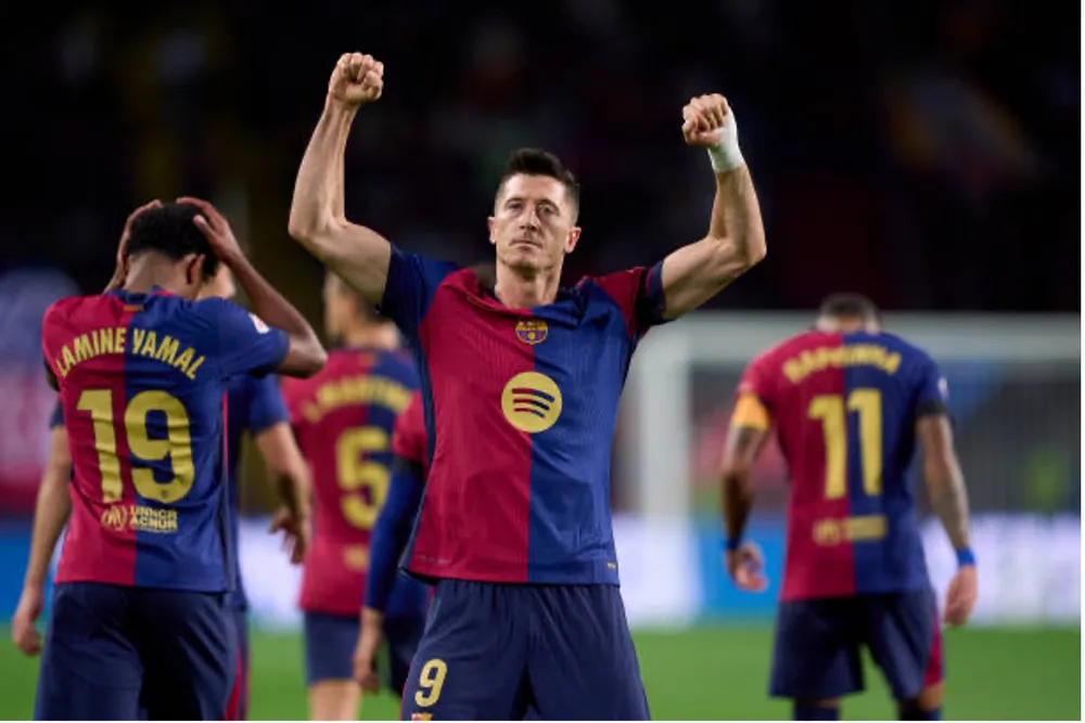 Lewandowski tiếp tục phong độ ghi bàn ấn tượng tại mùa này, góp phần giúp Barcelona giành chiến thắng đậm trước Sevilla. Ảnh: GETTY Barcelona giành chiến thắng đậm trước Sevilla