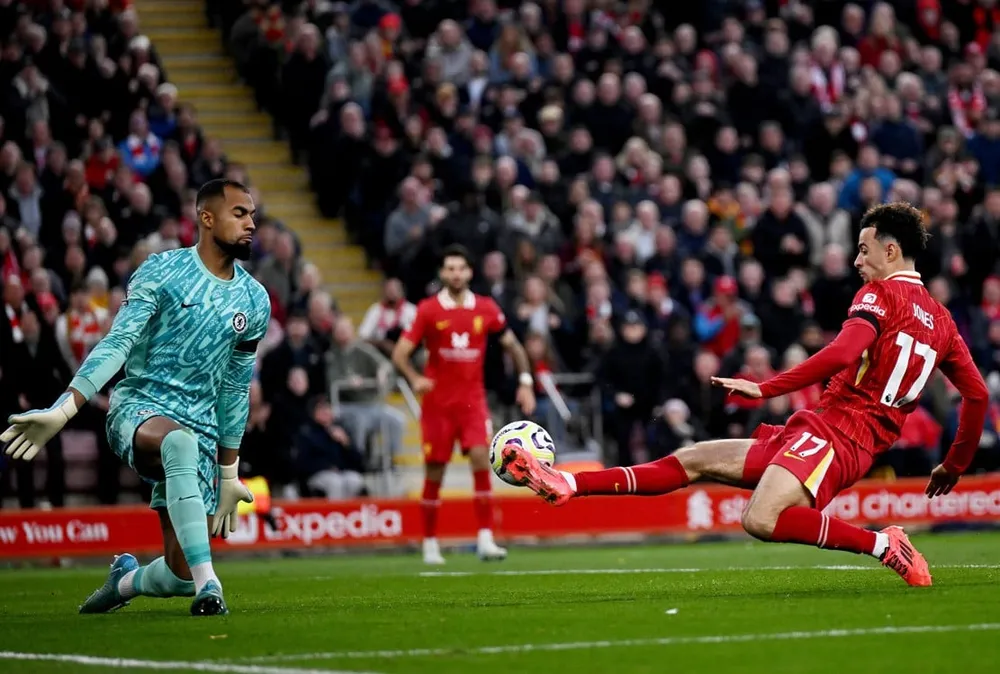 Bàn thắng nâng tỷ số lên 2-1 của Curtis Jones giúp Liverpool đòi lại ngôi đầu bảng Premier League từ tay Man City. Ảnh: Getty premier-league-liverpool.jpg