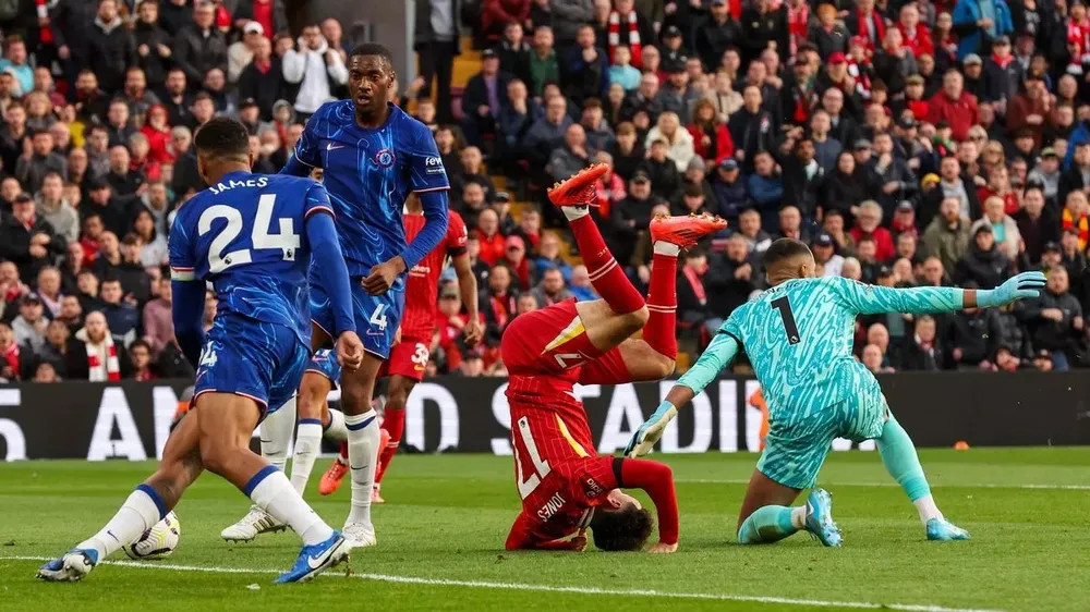 Trọng tài bẻ còi không cho Liverpool hưởng phạt đền sau pha va chạm giữa Jones và Sanchez trong vòng cấm. ẢNH: GETTY trọng tài bẻ còi