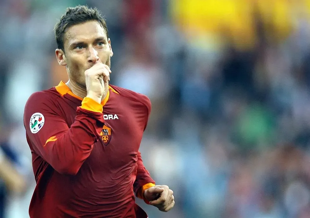 Francesco Totti là huyền thoại của AS Roma nên anh tuyên bố không chơi cho kình địch Lazio. ẢNH: GETTY as-roma-Francesco-totti.jpg